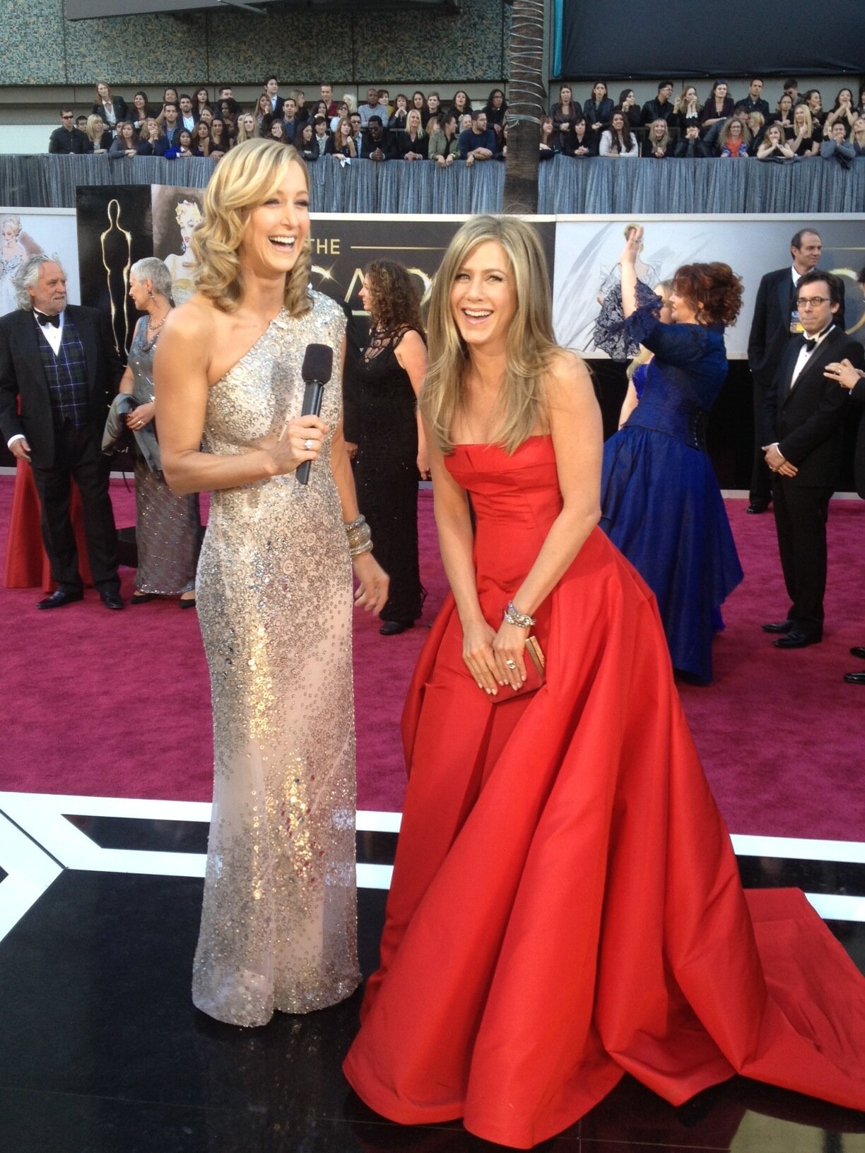 Lara Spencer on X: "I am blown away by how amazing Jennifer Aniston looks  in this RED dress! #oscars #BestDressed http://t.co/qYKOt2Sk1U" / X