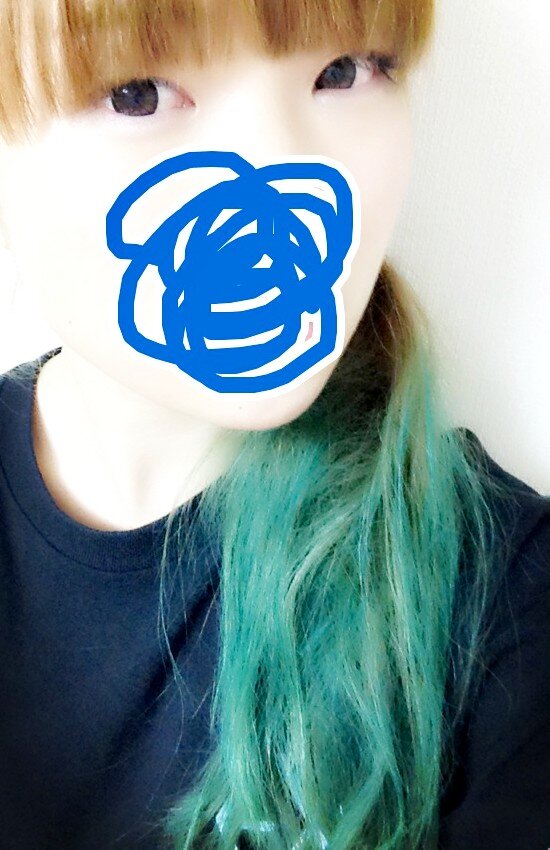 Doラ 昨日イベントでヘアチョーク初めて使ったん W 今まで髪色はじけたことなかったから嬉しかったな んでね チョークの粉吸い込んだのかわかんないけど 今鼻かんだらブルーハワイみたいになったww お風呂入ったのになぁw Http T Co Xxpyn5f3di