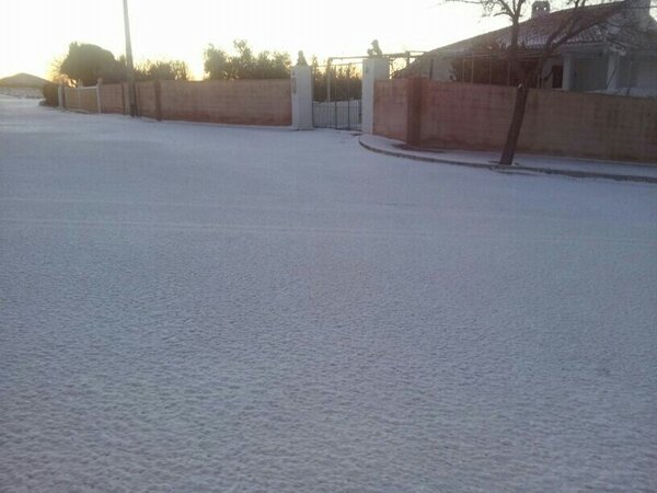 sandrayeahhh's tweet photo. Y más nieve http://t.co/dnzDMn9cAP