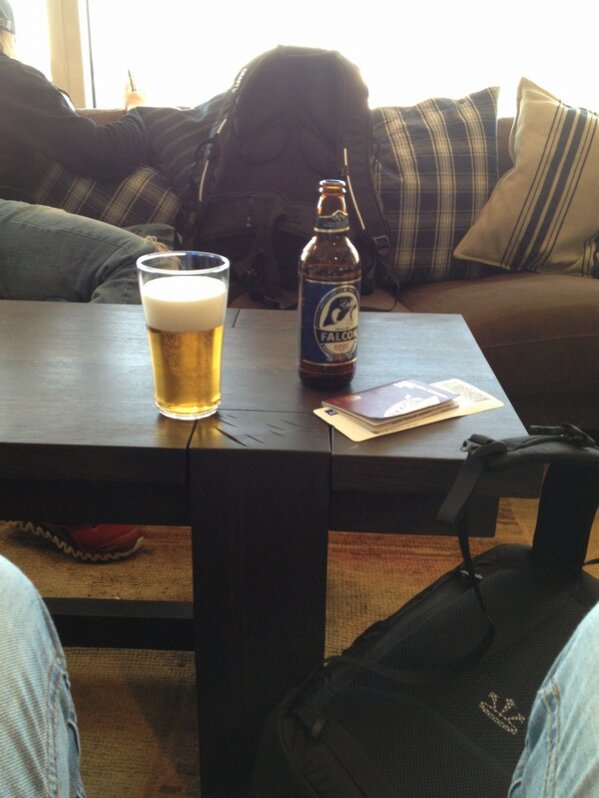 hampus_svensson's tweet photo. Bärsar upp oss innan flyget #semitörst http://t.co/gHEOpYXydm