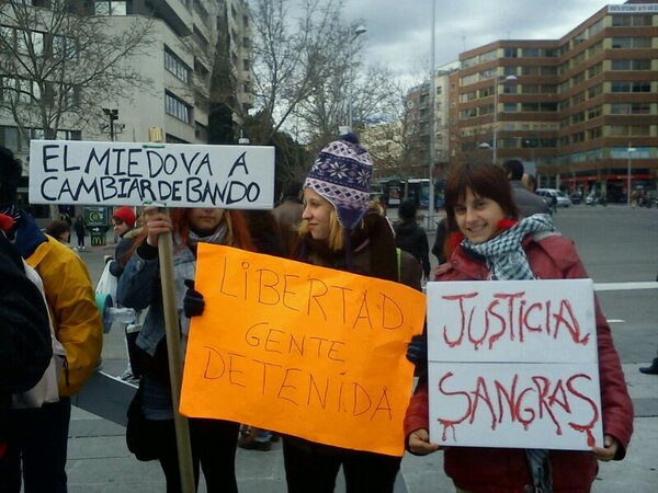 gamak_l's tweet photo. Pancartas de #Las5deSol en Plaza de Castilla. #detenidos23f http://t.co/wfCVx2O72s