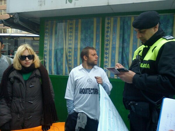 gamak_l's tweet photo. Compañeros siendo identificados #las5desol #detenidos23f http://t.co/GAXq74O984