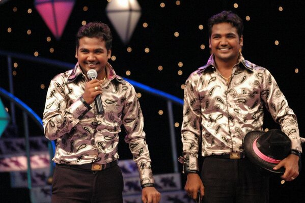 roboshankarphon's tweet photo. Juggling Twin Jugglers http://t.co/9lXb7Y3tV6