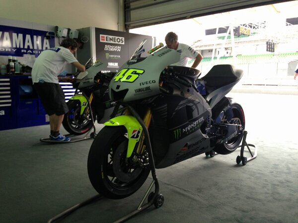 Le ragazze sono pronte per uscire.
#Sepang2