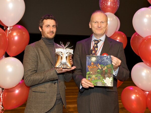 Red House tweet media