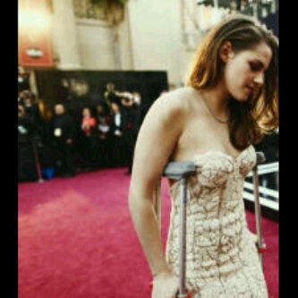 RobstenID's tweet photo. Kristen in red carpet :') http://t.co/nsZMFQktkI