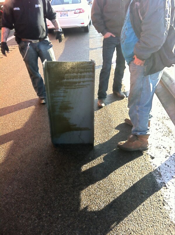 FicLifeLessons's tweet image. So my Saab Aero vs this steel beam in the middle of the highway. My Saab lost. Tow me home, plz #mondayssuck