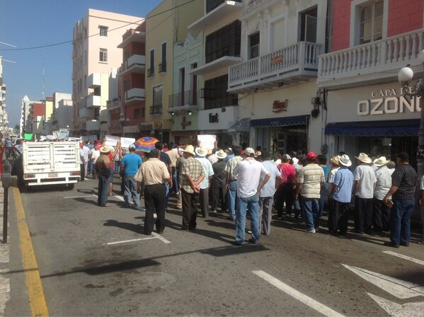 En estos momentos manifestación en Independencia entre Canal y Esteban Morales #Veracruz #VerFollow <a href="/xeunoticias/">XEU Noticias</a>