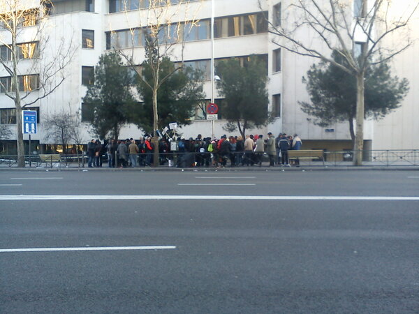 gamak_l's tweet photo. Concentración en la puerta del juzgado de guardia de Plaza de Castilla. #Las5deSol #detenidos23f http://t.co/49tKRJhmAB