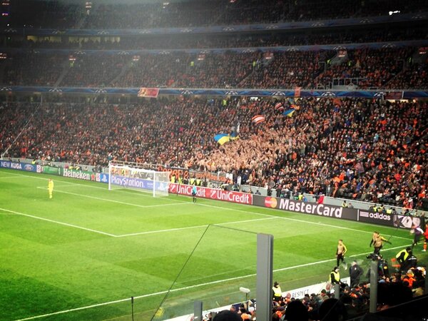 sportstudio's tweet photo. Oben ohne ist "in" bei den Fans aus #Donezk. Plus 1 Grad hier. #donbvb http://t.co/1vnLl90p