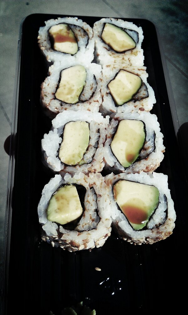 yeti_detective's tweet image. Avacado Sesame Seed Sushi #lunchwin