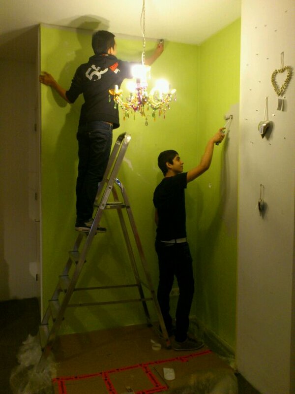 SariMarijs1's tweet photo. Er wordt geverfd. .. kleine metamorfose bij ons in de schoenen hoek :-) http://t.co/siIlrsqu