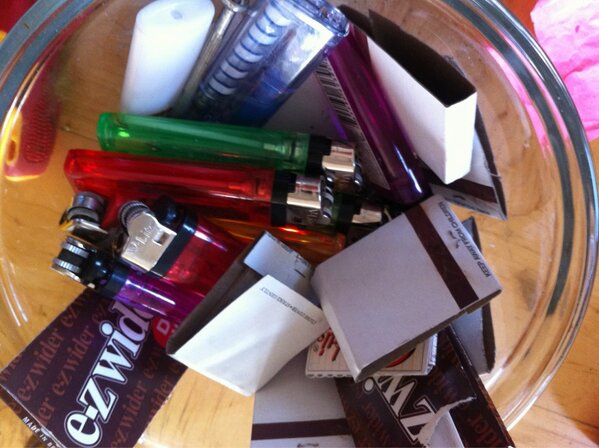 igetshighGirl's tweet photo. I have a lighter bowl at my crib that also has papers in it4those just in case moments.We never run out of lighters. http://t.co/w7gbAAWb