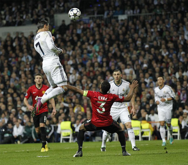 Futbol_Secretos's tweet photo. Acá una mejor imagen del #InCReible salto de Cristiano Ronaldo para empatar el partido http://t.co/SM69cdVG