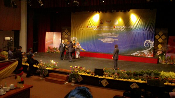 norasiah89's tweet photo. @penjaramalaysia Majlis Anugerah Perkhidmatan Cemerlang Peringkat Zon Tengah, disempurnakan oleh YB Tim. Menteri KDN. http://t.co/zkfN4xkC