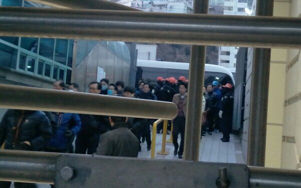 JINSUK_85's tweet photo. #한진 이건 국가의 경찰인가,자본의 경비인가.아침 저녁으로 저 썩은 멸치 대가리에 고추장 찍은 넘들을 통과해야 하는 노동자들. http://t.co/Z5DVOyoT