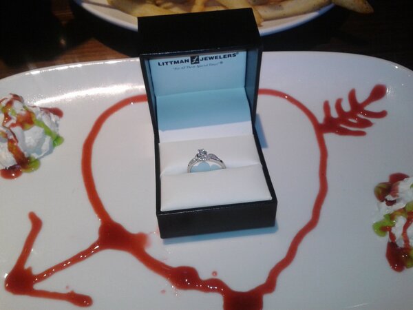 daniellexo08's tweet image. How he proposed #surprised #longhornsteakhouse