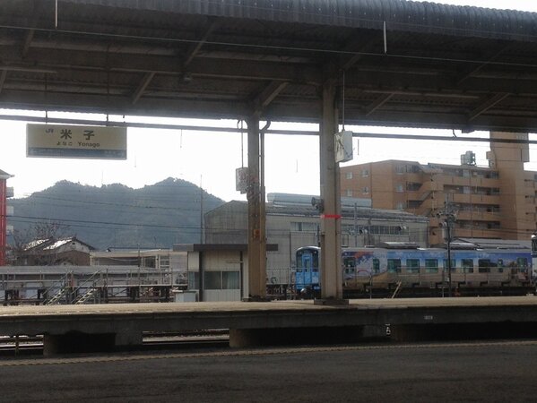 kyabakei's tweet photo. 3週間ぶりの米子。
また鬼太郎電車に会えた♬ http://t.co/EXxFexY6