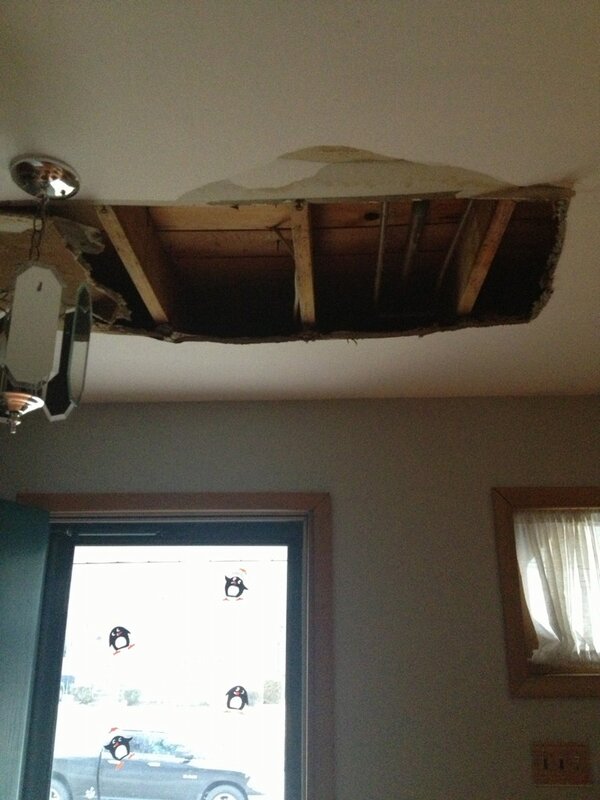 ashywats1's tweet image. Too my valentine .. I love you a HOLE lot! #sowwy #showerDamage #RainingInside? #Help #uhOh