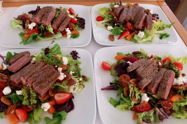 SailCopperPenny's tweet photo. Steak salad for lunch http://t.co/dkTQVs1J