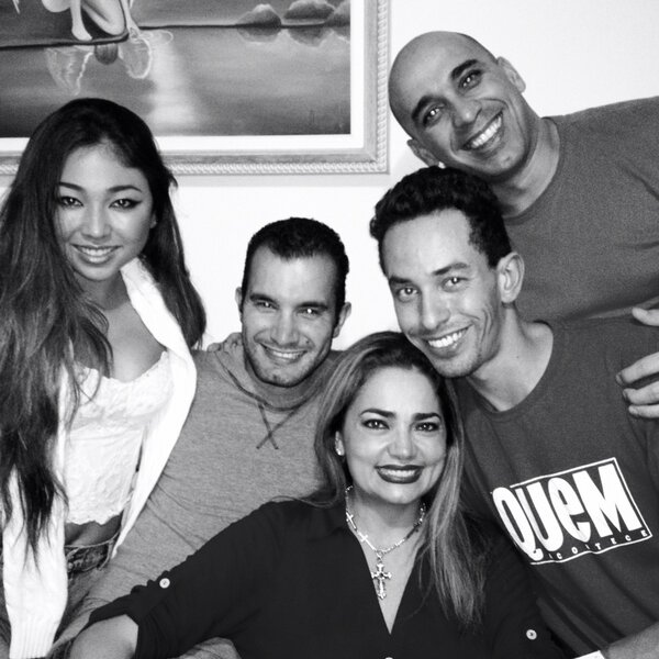 nanivenancio's tweet photo. Entre pessoas lindas e solteiras....adoooooro http://t.co/lJXkPF3e