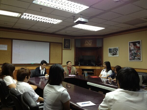 gio1881's tweet photo. อ.วรพล มหาแก้ว นำนักศึกษาภาควิชาภาษอังกฤษ ม.รังสิต เยี่ยมชมสถานีข่าวเนชั่นแชนแนล http://t.co/tDRZwmYT