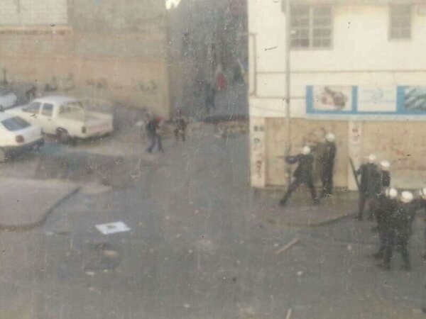 “<a href="/BahrainMirror/">مرآة البحرين</a>: صورة يقول نشطاء إنها تظهر لحظة التصويب على الشهيد الشاب حسين الجزيري من قبل قوات الأمن #BAHRAIN ”