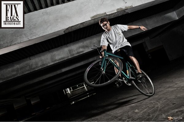 fixbags's tweet photo. Fixbags tshirt misty grey only 100k grab it fast http://t.co/sUBvTqj8