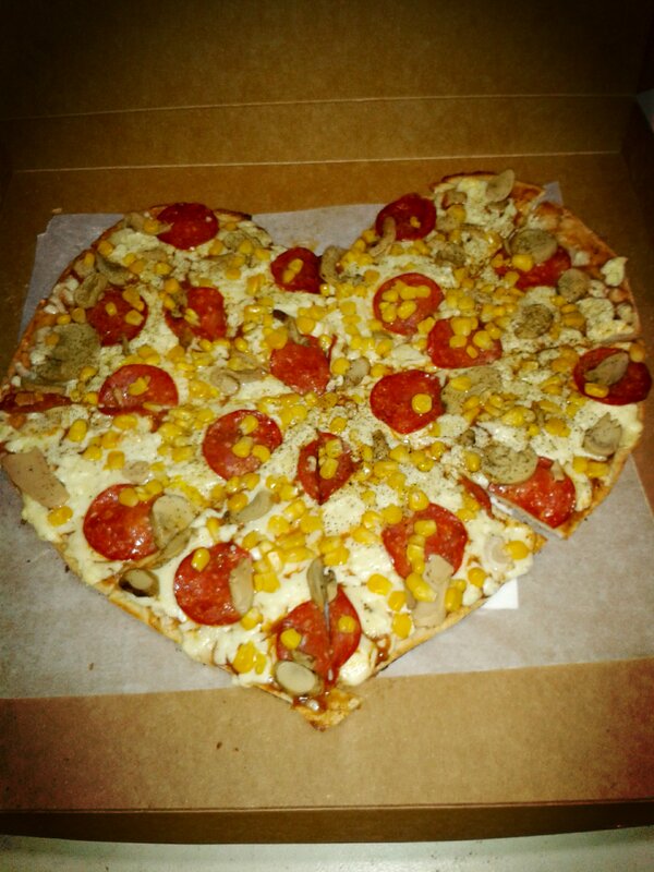 AntojitosdlauRD's tweet photo. Ya vieron nuestra pizza especial para enamorados??? Esta es la grande!!! http://t.co/irYroSVf