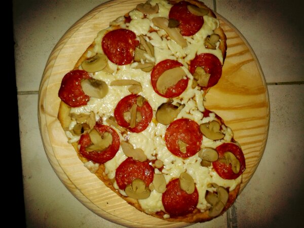 AntojitosdlauRD's tweet photo. Pizza especial para enamorados (pequeña) La mejor pizza, siempre!!! http://t.co/RZIB9sSg