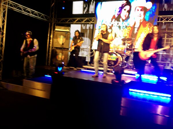 johnnynora's tweet photo. Ruido Añejo promoviendo su nuevo material en el show de Johnny y Nora Canales! http://t.co/09hLlnrZ