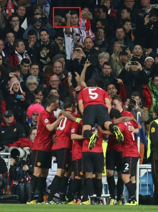 jessica_mbc's tweet photo. Olha o carinho da torcida do Real Madrid ontem qdo o Manchester United fez o gol, coisa linda! Hehehe @Mufcbr http://t.co/OHiEK6Q2
