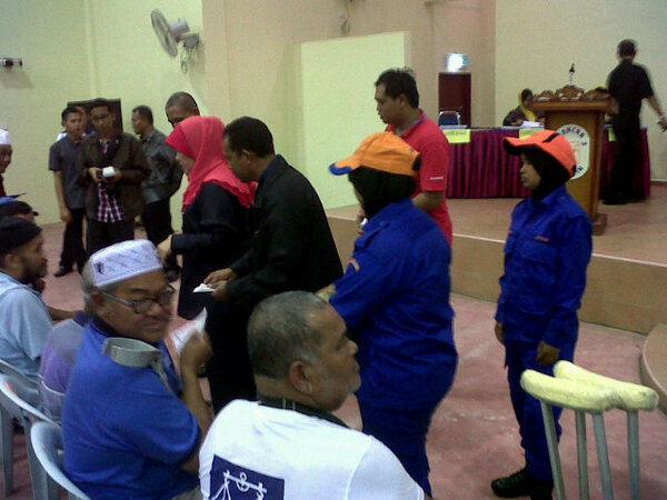 JPAMRompin's tweet photo. BR1M di selanchar 2....YB.senator dato' Maznah sdg menyampaikan baucer dibantu JPAM Rompin http://t.co/JAmeBc4v