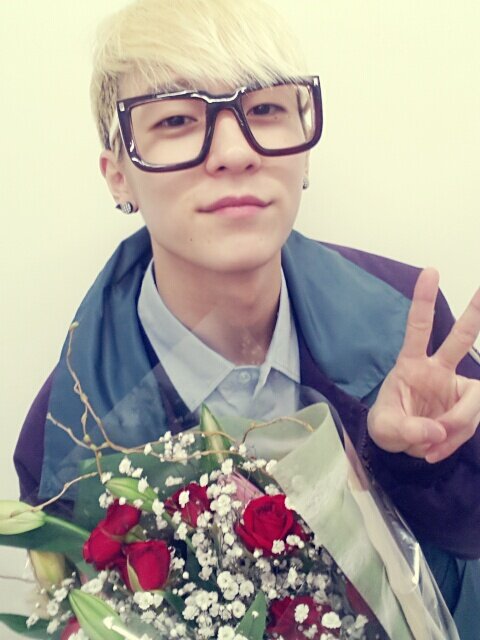 TEEN_TOP's tweet photo. 졸업했어요~ 엔젤들 축하하줘서 고마유ㅓ요 알라뷰!!!♡^^ - 엘조 http://t.co/3YVCpBjS