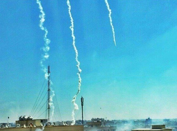 <a href="/BatoolHameed/">Batool.Hameed</a>: صورة خطيرة تبين الهوليكبتر وهي ترمي البيوت من الأعلى بمسيلات الدموع السامة صباح اليوم #bahrain #نازلين