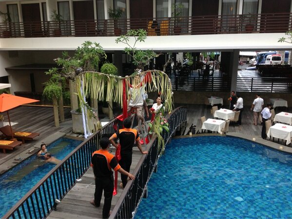 JJunit82's tweet photo. @ryan_j82 @cmoneyjjunit how cute setting up 4 valentines, wat u dont know is that love heart fell down 3 time today http://t.co/LzXE6XdV