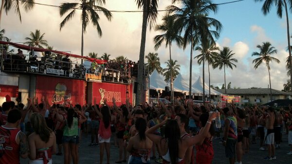 Andersonqrf's tweet photo. Que galera é essa @levi_lima  06:00am no carnaPorto http://t.co/y9VTjoey