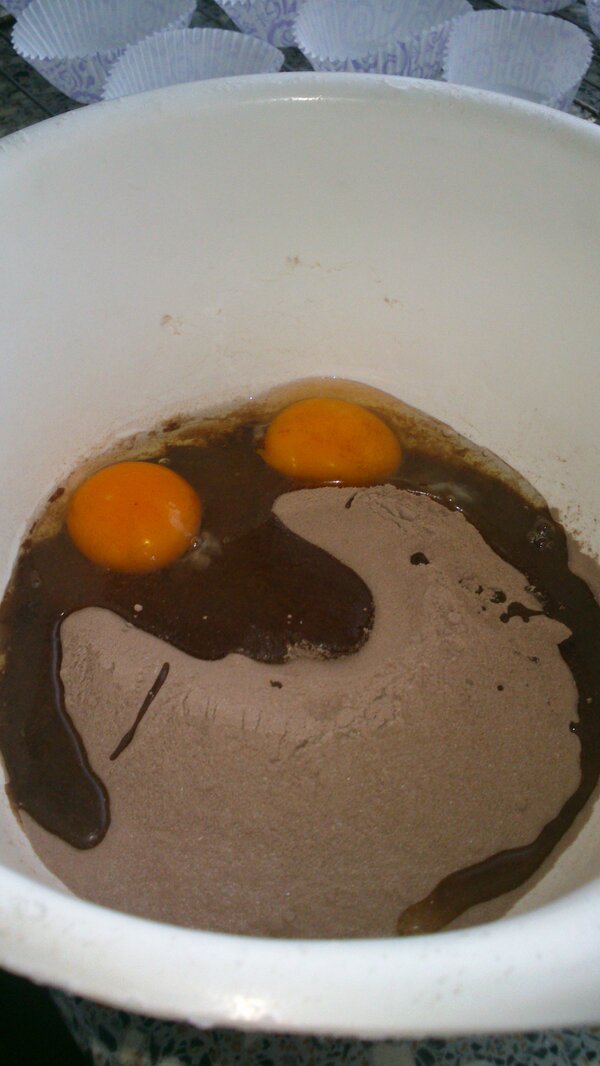 whoopsniels's tweet image. Ei gelukt!!!! Omg cakejes bakken w/ @xMelissaFleuren @xlisamartens en #Yoeri =)