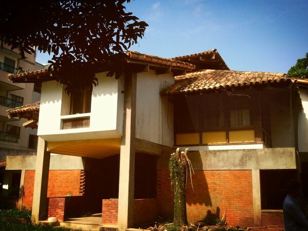 Be_Santucci's tweet photo. Pessoal, essa casa será derrubada em breve. Caso alguem se interesse pelo material de demolição, podem me contactar! http://t.co/FwqbMyIa