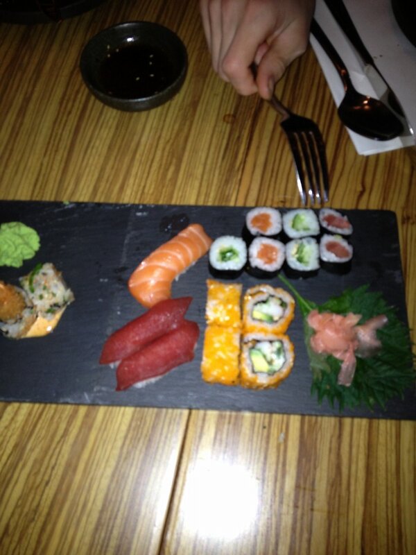 prinscarnaval's tweet photo. Tweede ronde eten @ichi-E samen met mijn broer en mijn neefje http://t.co/WkXesSPT