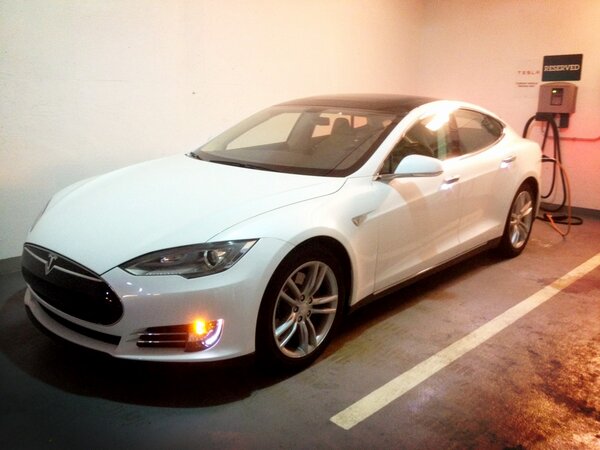 PeterDrives's tweet image. In Washington DC with the @TeslaMotors Model S. So, here we go. Boston or bust! #Tesla