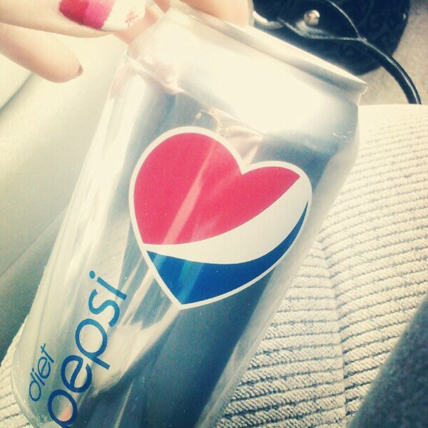 dietpepsi's tweet photo. Send a Diet Pepsi kiss to your Valentine: <3 #SharetheLove http://t.co/XB8bqWG2