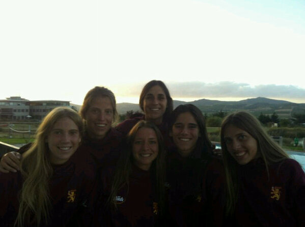 MacaBrandi's tweet photo. Stellenbosch... Buena vista del cuarto @agusbestani @MiliGuarracino @justi_richards @NewmanHockey #sudáfrica2013 http://t.co/UriTlvmO