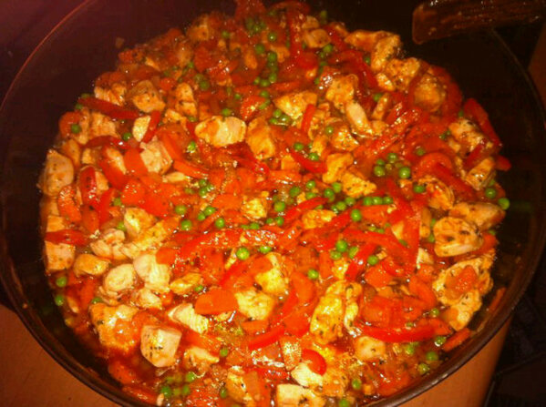 On Valentine's day with girly ze is lekker aan het koken straks lekker eten met een wijntje erbij !