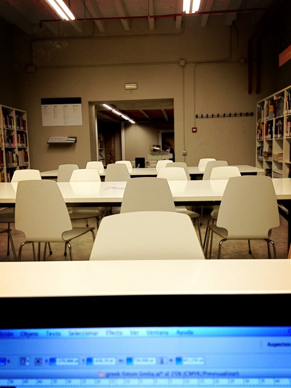 BoMarybo's tweet photo. Estar en la biblioteca, que esté vacía y que el bibliotecario decida poner Sigur Ros de fondo #momentazo http://t.co/U7cqaVuJ