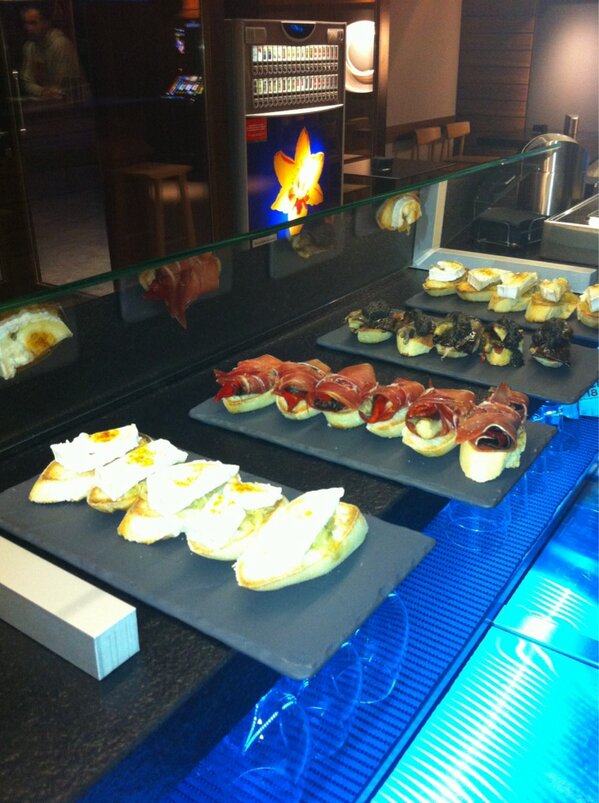 BarGares's tweet photo. Comienza el juevintxo!!! http://t.co/XbXLNbcB