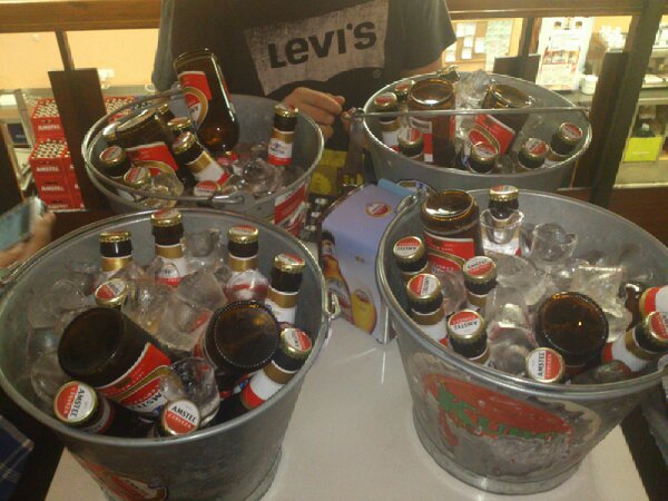 manurofl's tweet photo. Ibamos de tranquis... Y mira xDDD @GuilleDiver, @astuwailers y @ChemaGR91 #allhail2013!! http://t.co/tESeJIdK