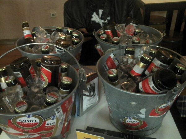 ChemaGR91's tweet photo. Con @astuwailers , @manurofl y @GuilleDiver y quedan otro cubo mas! http://t.co/HNaMGoQ8