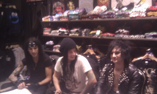 abaighbarlow's tweet photo. At pulp with @JinxxBVB @JakePittsBVB and @ccbvb  :))))) http://t.co/YfS4n4RR