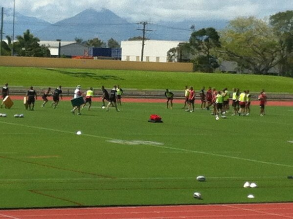 MicMacCOO's tweet photo. Very hot in Cairns today and the #dragons boys are training hard http://t.co/5If0Dd5D